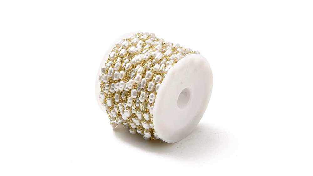 Chaîne perlée en laiton plaqué or 18k et perles blanches
