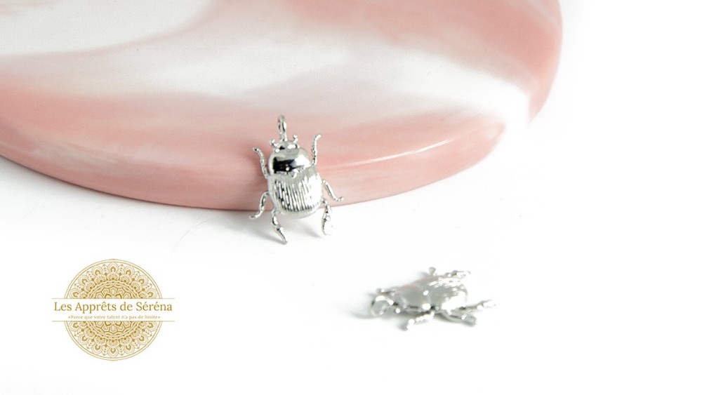 Pendentif scarabée en laiton