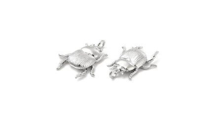 Pendentif scarabée en laiton plaqué argent