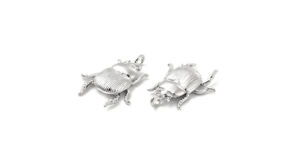 Pendentif scarabée en laiton plaqué argent