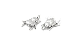 Pendentif scarabée en laiton plaqué argent