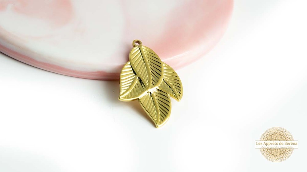 Pendentif feuille en acier inoxydable plaqué or 18k