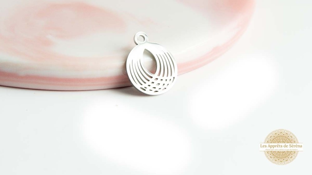 Pendentif rond volute en acier