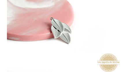 Pendentif feuille en acier